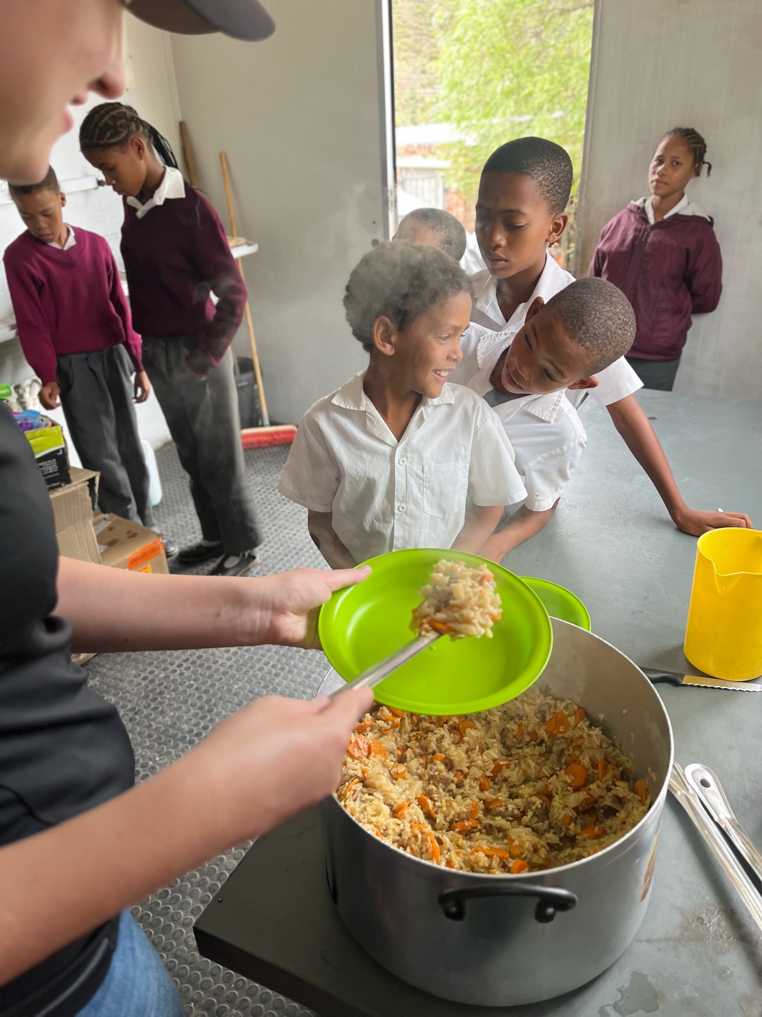 Geteilte Mahlzeit für Kinder in Not
